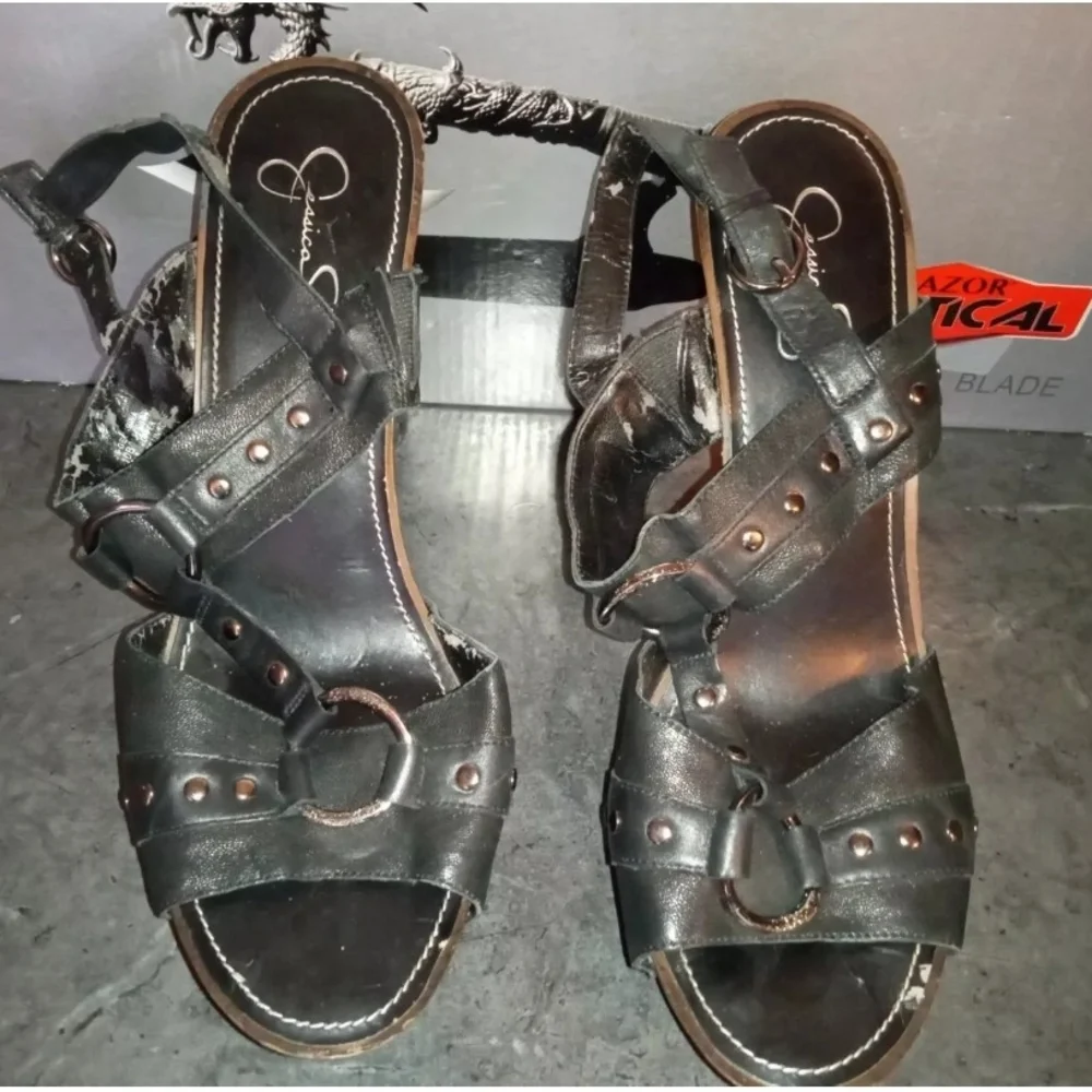 Jessica Simpson SZ 10 Black High Heels w/ Buckles and Wooden Base Pre-Owned - Picture 1 of 13